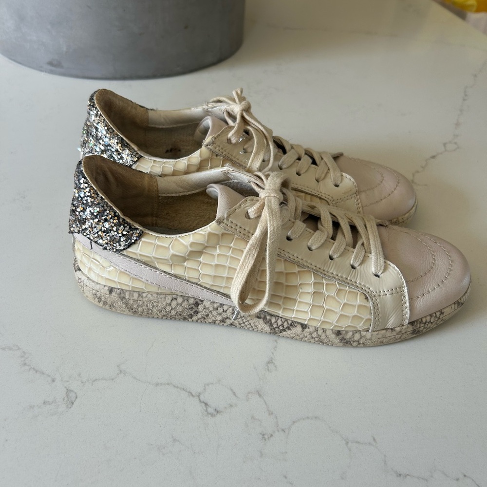 Stylish Cream Sneakers with snakeskin and Glitter Detail